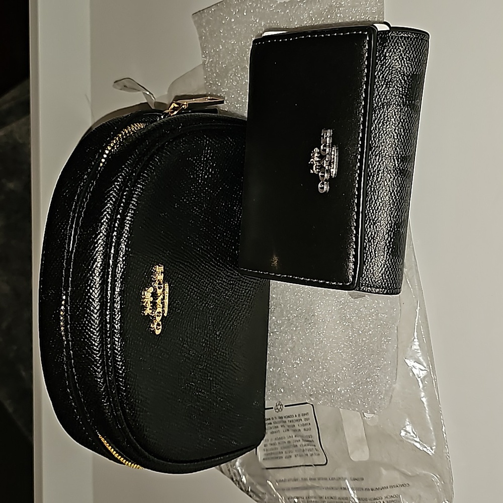 Sm NWOT COACH both gen cross grain leattr wallet W/ cosmetic case.